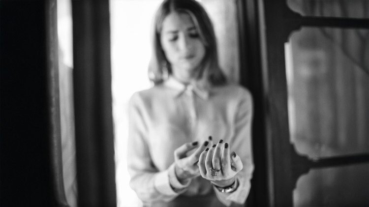 Rosalía sorprende con “LUX”: un album spirituale e multilingue che trova un’eco profonda in “ANIMA MUNDI” di Monica Marziota